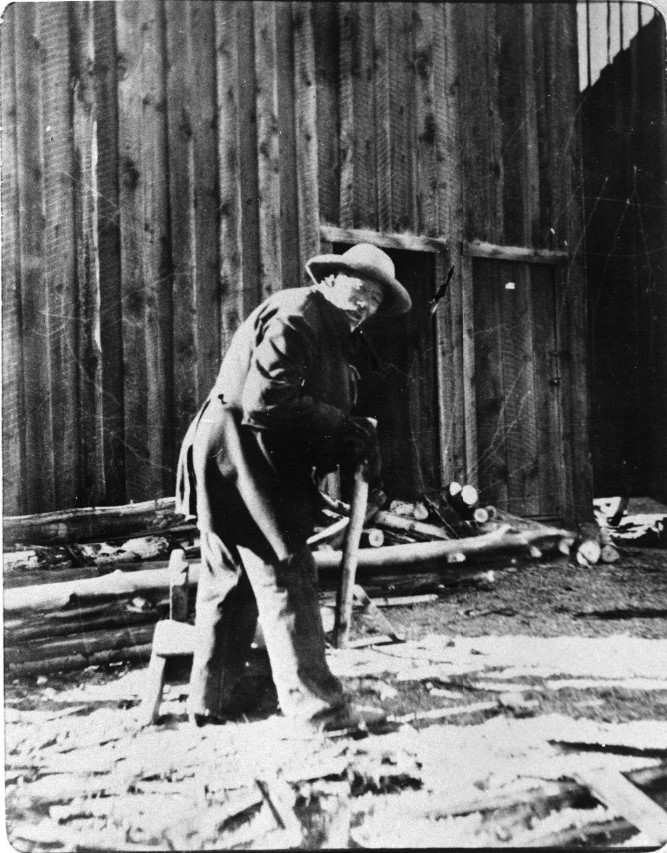 Chinese man chopping wood F 00302