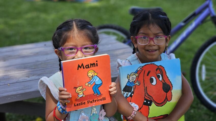 Bookmobile Bellevue Fatima and Ariana 5